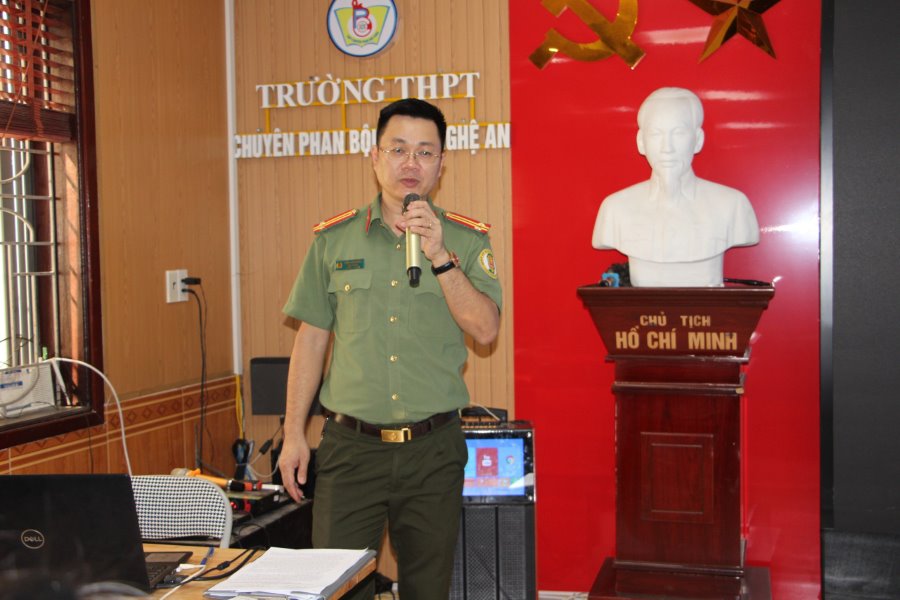 Cán bộ Phòng Quản lý xuất nhập cảnh hướng dẫn thực hiện dịch vụ công trực tuyến lĩnh vực xuất nhập cảnh phục vụ chương trình chuyển đổi số quốc gia.