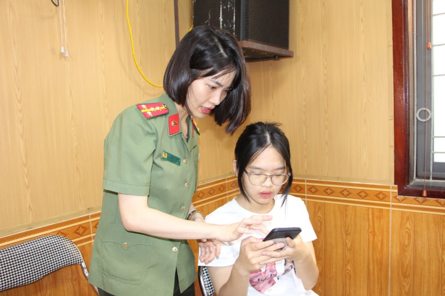 Cán bộ Phòng Quản lý xuất nhập cảnh hướng dẫn cho học sinh các thao tác để đăng ký hộ chiếu online trên Cổng dịch vụ công Bộ Công an