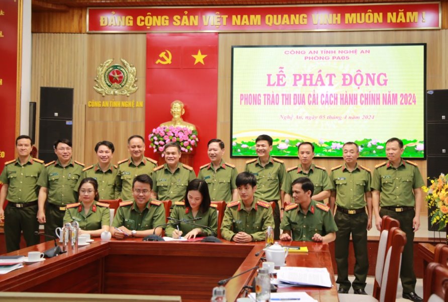 Ký cam kết thực hiện phong trào thi đua CCHC năm 2024