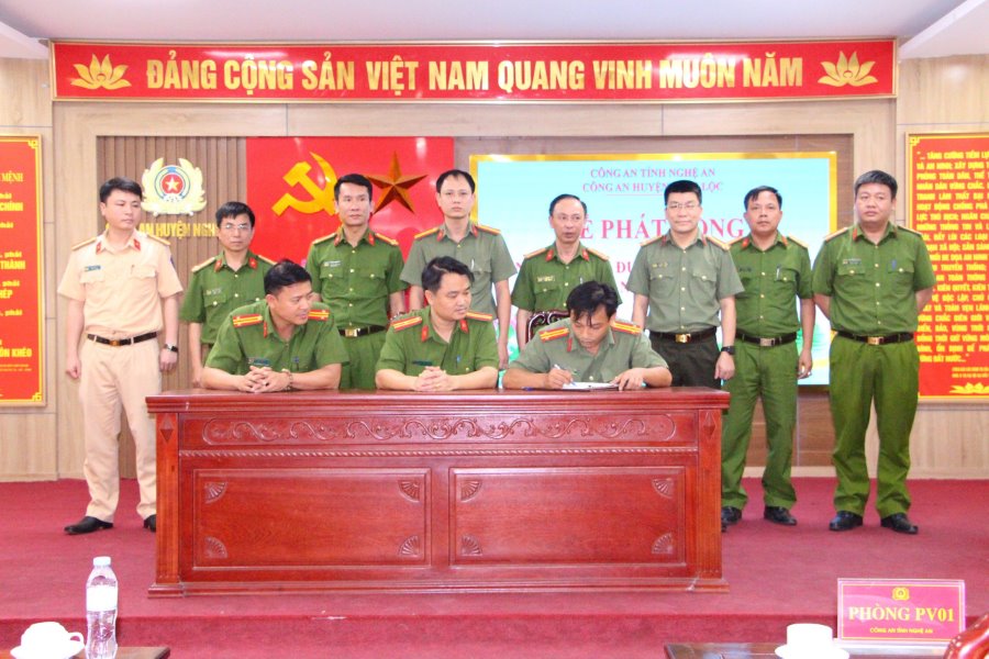 Ký cam kết thực hiện phong trào thi đua CCHC năm 2024