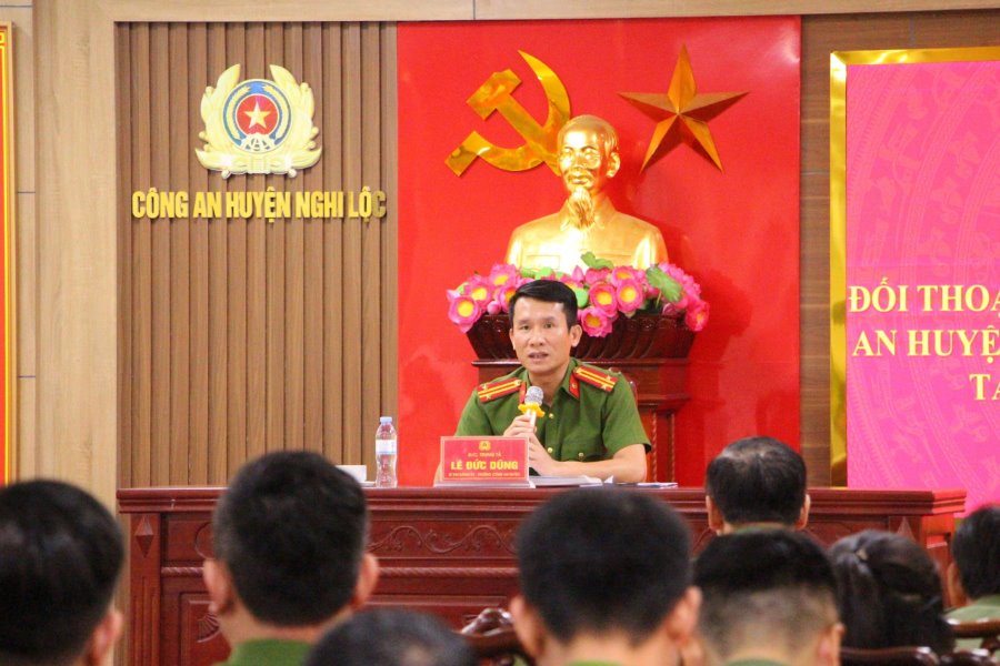 Lãnh đạo Công an huyện giải đáp một số vấn đề liên quan công tác CCHC