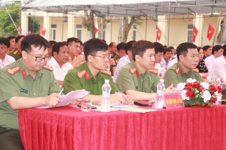 Các đại biểu tham dự buổi lễ