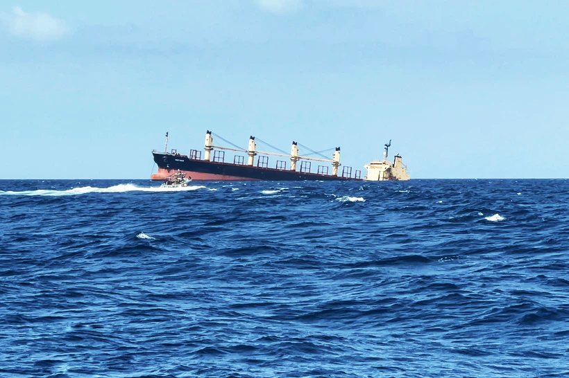 Tàu chở phân bón Rubymar chìm ngoài khơi Yemen, trên Biển Đỏ, sau khi trúng tên lửa của lực lượng Houthi, ngày 27/2/2024.