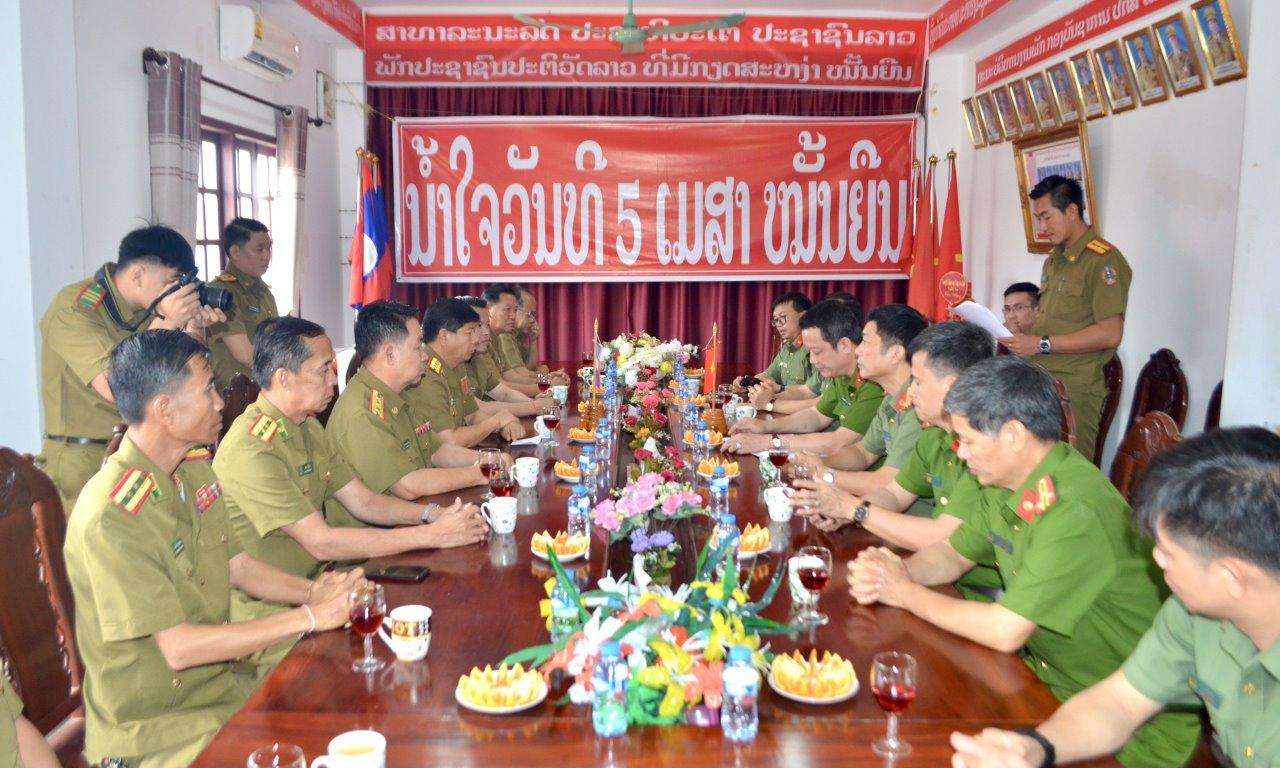 Tiếp đoàn có các đồng chí Đại tá Khăm Pheng Năm Pa Văn, Đại tá Khên Von Lo Văn Xay, PGĐ Công an tỉnh Bolykhamxay. Trong không khí thân mật, đồng chí Đại tá Nguyễn Đức Cường đã  gửi lời chúc mừng năm mới Lãnh đạo cùng cán bộ, chiến sĩ Công an nước bạn, đồng thời chúc mừng 63 năm Ngày thành lập lực lượng Công an nước CHDCND Lào.