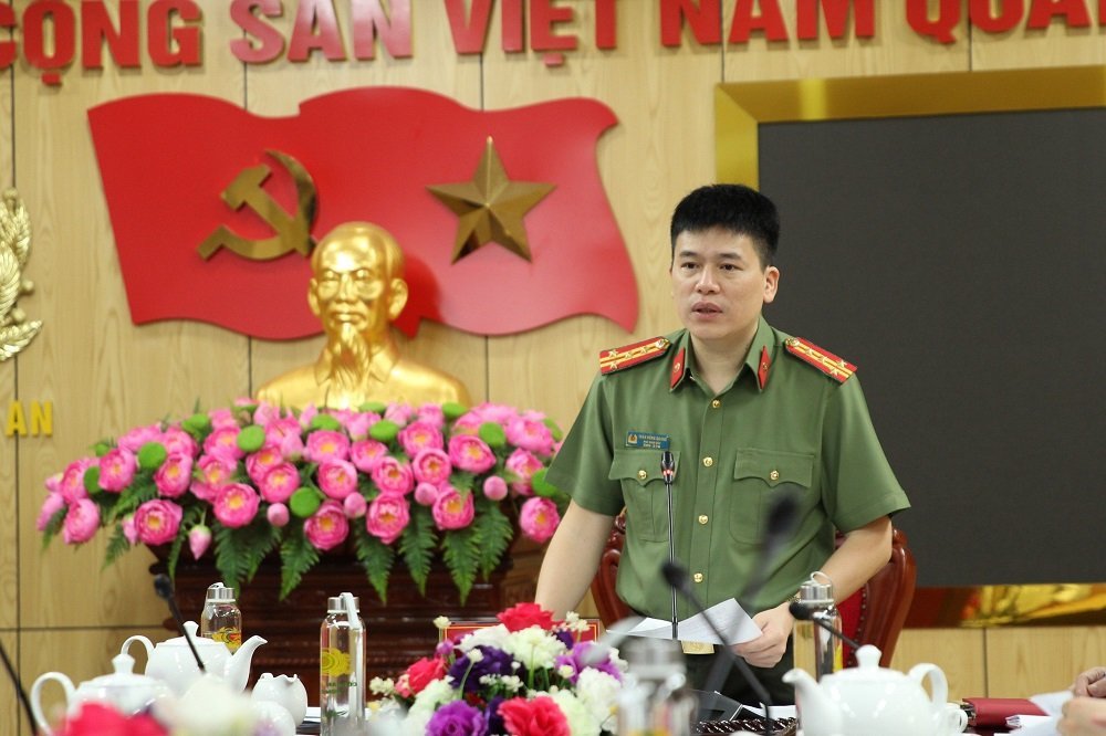 Đồng chí Đại tá Trần Hồng Quang, Phó Giám đốc Công an tỉnh phát biểu tại cuộc họp