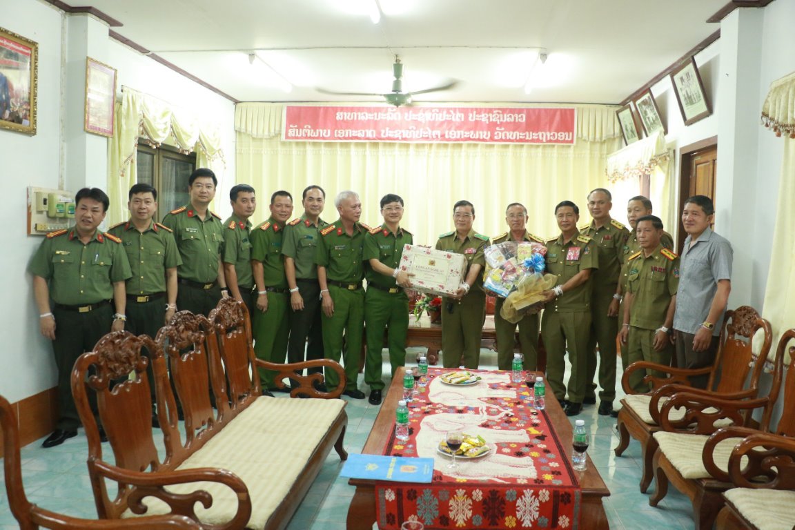 Công an tỉnh Nghệ An chúc tết Bunpimay Công an tỉnh Xiêng Khoảng