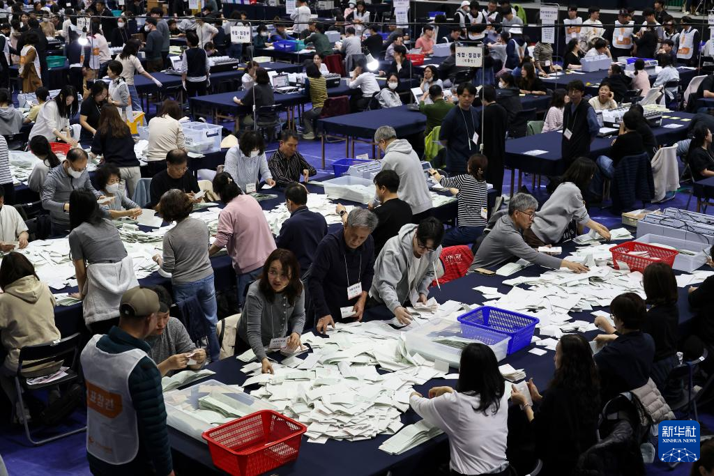 Nhân viên bầu cử kiểm phiếu bầu Quốc hội tại Seoul, Hàn Quốc ngày 10/4.