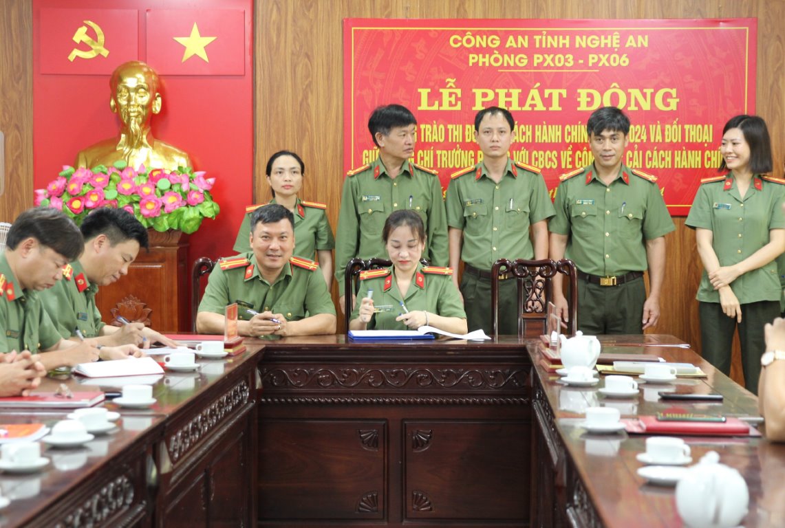 Đại diện các đội nghiệp vụ, các đoàn thể hai đơn vị ký cam kết thực hiện phong trào thi đua cải cách hành chính năm 2024