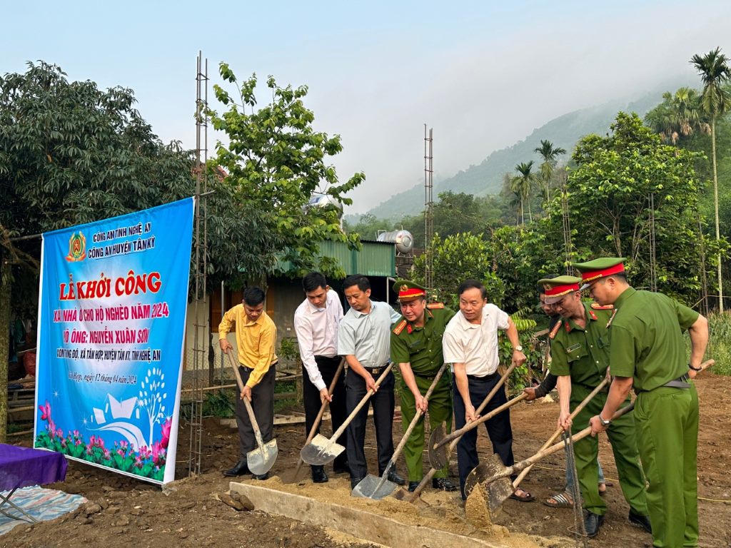 Khởi công xây nhà nhà tình nghĩa tặng gia đình anh Nguyễn Xuân Sơn ở xóm Trung Độ, xã Tân Hợp, huyện Tân Kỳ