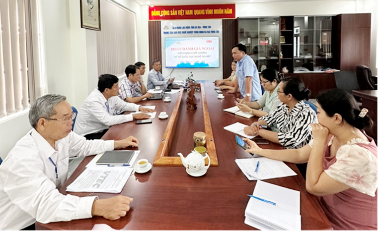 Ông Trần Quang Vinh, Giám đốc Trung tâm Giáo dục nghề nghiệp Công đoàn Bà Rịa - Vũng Tàu phát biểu tại buổi làm việc.