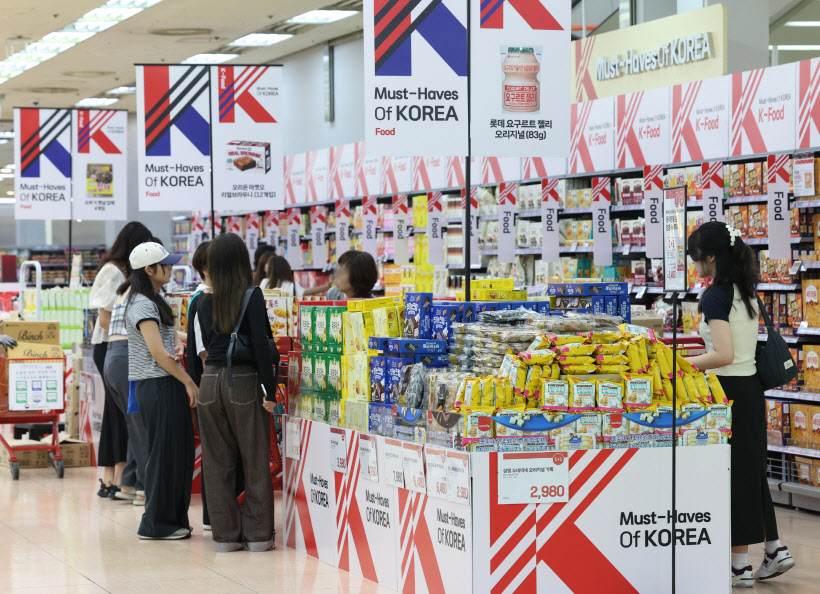 Người dân mua hàng tại Lotte Mart ở Seoul, Hàn Quốc.