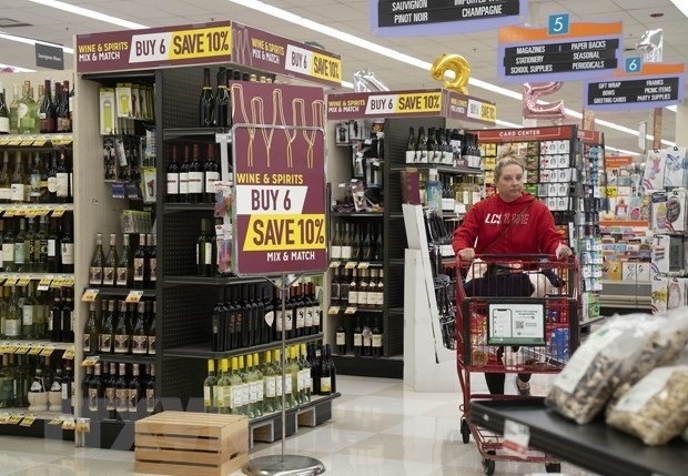 Người dân mua sắm tại siêu thị ở San Mateo, California, Mỹ.