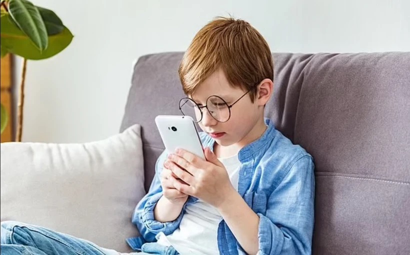 Các bậc cha mẹ tại Anh đang được yêu cầu nêu ý kiến về độ tuổi trẻ em được phép truy cập và sử dụng các trang mạng xã hội, trong khoảng từ 13-16 tuổi.