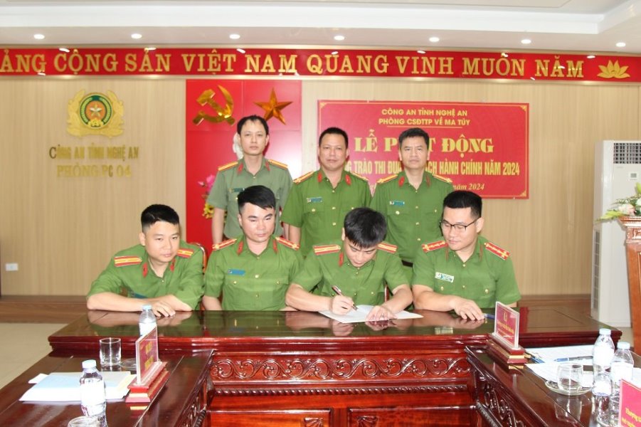   Các đội ký giao ước thi đua