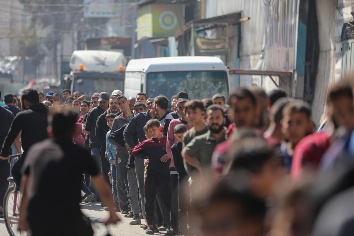 Người dân xếp hàng chờ mua bánh mì tại thành phố Gaza.