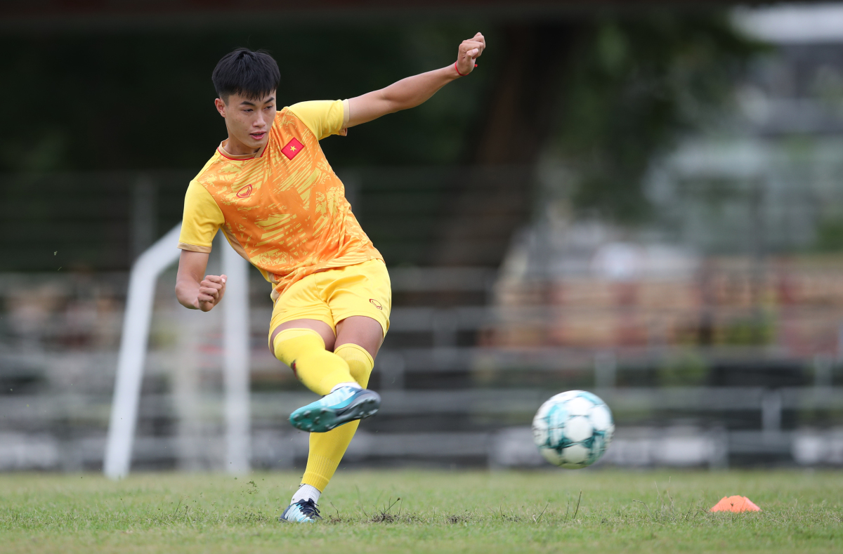 HLV Hoàng Anh Tuấn giữ lại Văn Trường như một phương án cho hàng công của U23 Việt Nam ở sân chơi châu lục.