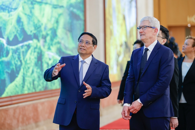 Thủ tướng Phạm Minh Chính và ông Tim Cook, Giám đốc điều hành Apple của Hoa Kỳ. Ảnh: NHẬT BẮC