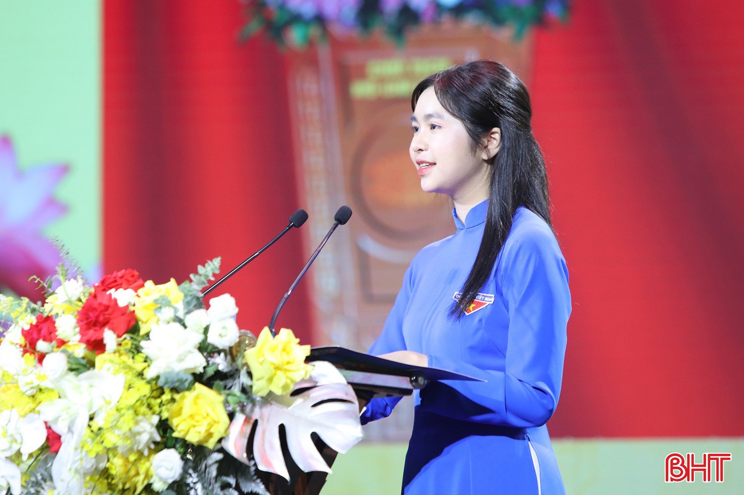 Em Hồ Phương Linh - Chi đoàn lớp 10 Anh1, Trường THPT Chuyên Hà Tĩnh đại diện thế hệ trẻ tỉnh nhà phát biểu tại buổi lễ.