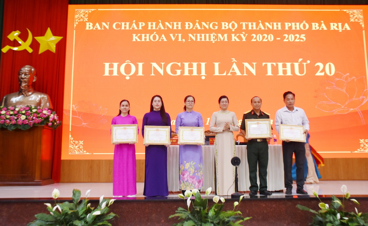 Phó Bí thư Thường trực Thành ủy Lê Thị Thủy tặng  tặng Giấy khen cho 5 tổ chức đảng hoàn thành xuất sắc nhiệm vụ tiêu biểu năm 2023 