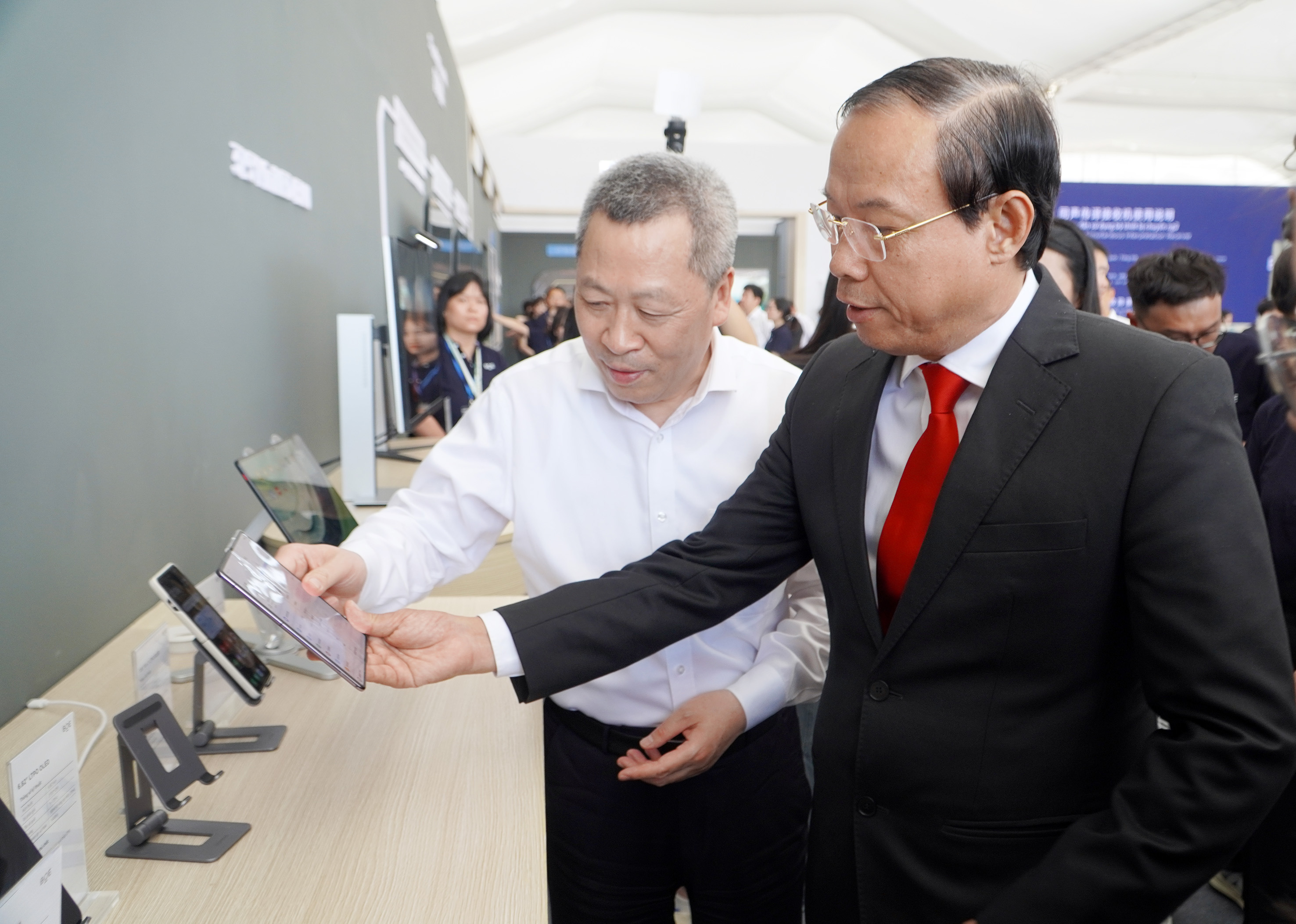 Lãnh đạo tập đoàn Công nghệ BOE, Trung Quốc giới thiệu với Chủ tịch UBND tỉnh Nguyễn Văn Thọ về các sản phẩm của nhà máy.