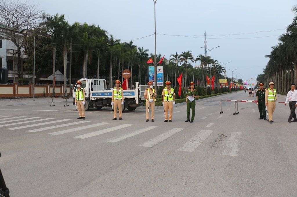 Lực lượng CSGT triển khai các phương án phân luồng hợp lí