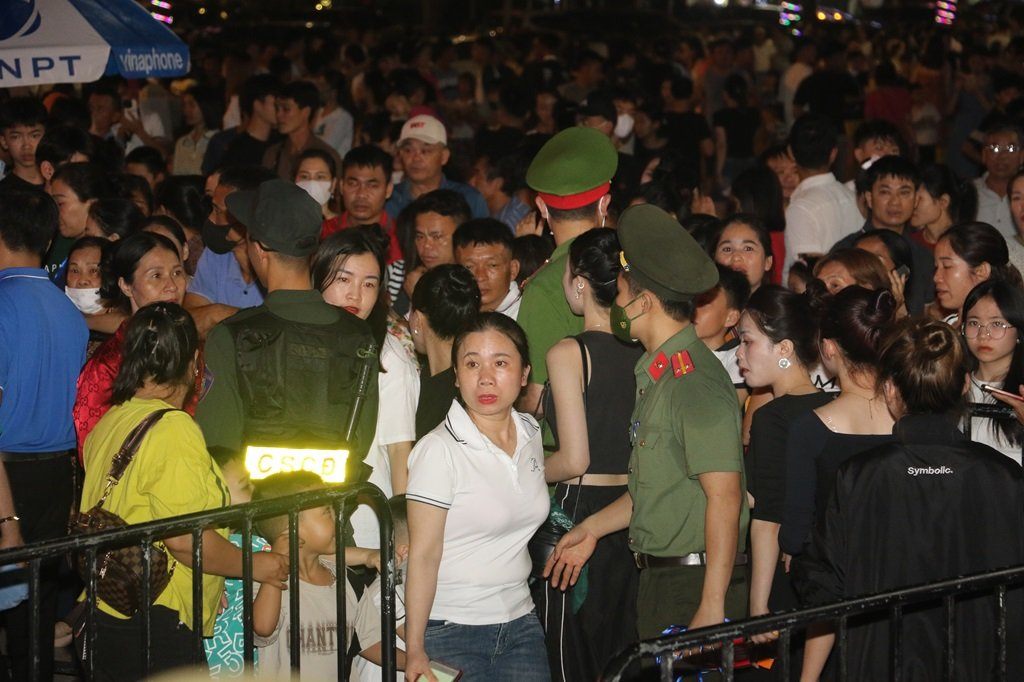 Cán bộ, chiến sỹ tham gia đảm bảo an ninh trật tự chương trình Khai mạc Lễ hội du lịch Cửa Lò năm 2024 đều thực hiện nghiêm túc quy trình công tác, điều lệnh Công an nhân dân, có thái độ đúng mực, lịch sự, thân thiện với Nhân dân và du khách