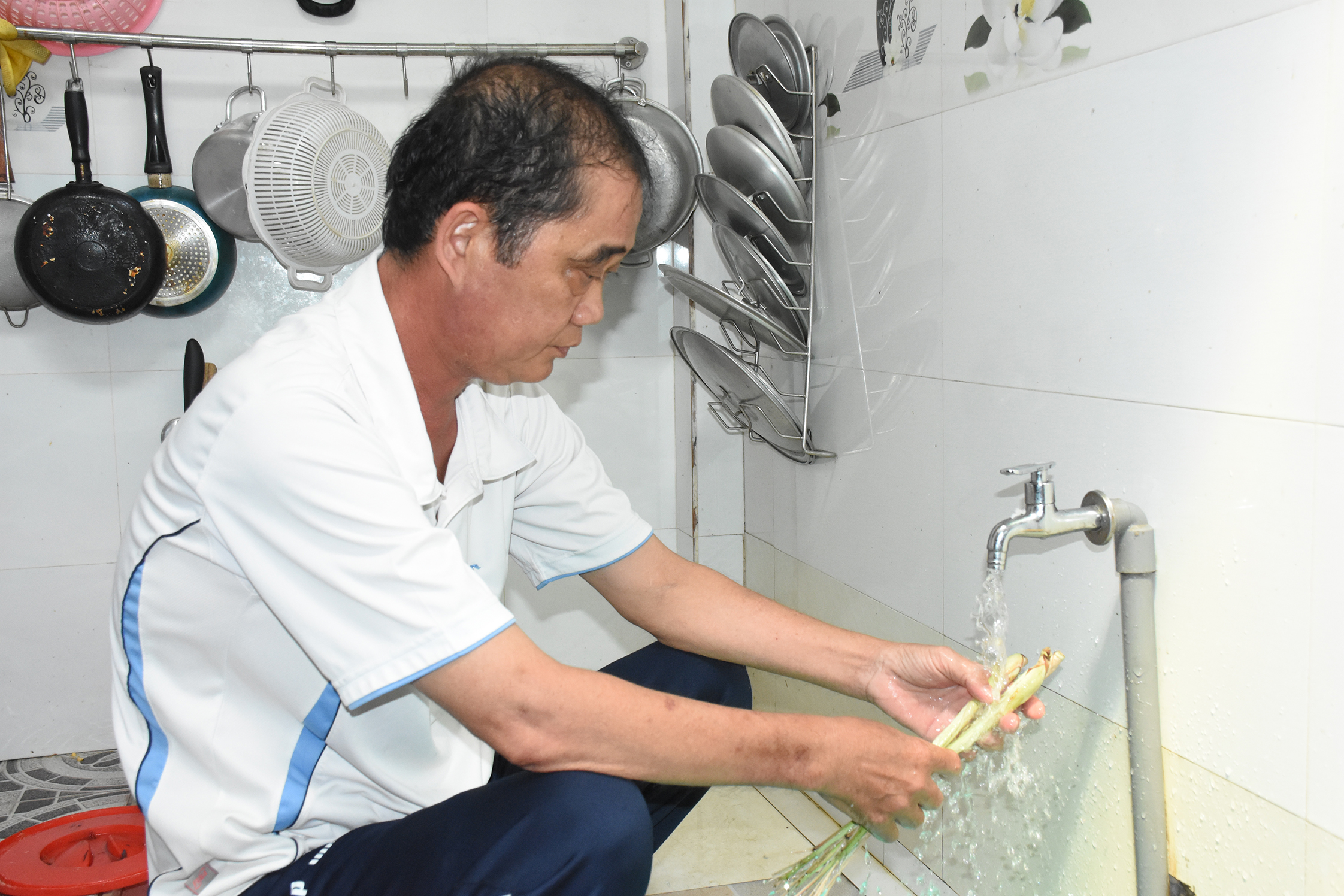 Người dân xã Bình Châu sử dụng nước sạch phục vụ cho nhu cầu sinh hoạt của gia đình.