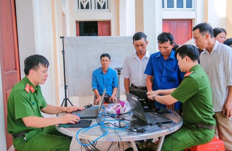 Công an huyện Yên Thành cấp căn cước công dân và tài khoản định danh điện tử cho người dân