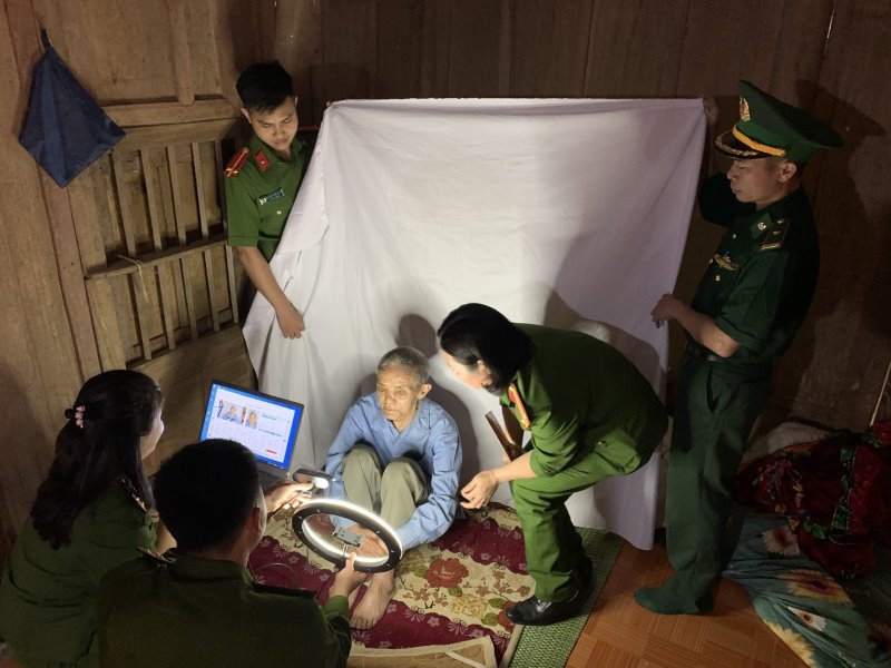 Công an huyện Kỳ Sơn gấp rút hoàn thành cấp CCCD cho người dân trên địa bàn, phấn đấu về đích sớm trong chiến dịch “70 ngày đêm”