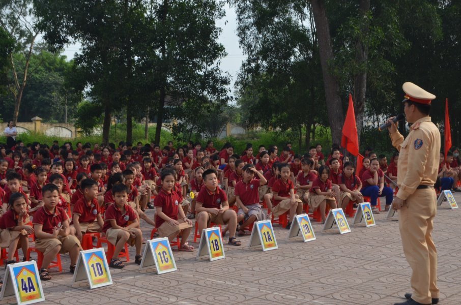 Đội CSGT-TT Công an TP Vinh tuyên truyền, phổ biến pháp luật về ATGT cho gần 800 học sinh trường Tiểu học Nghi Đức sáng 22/4/2024