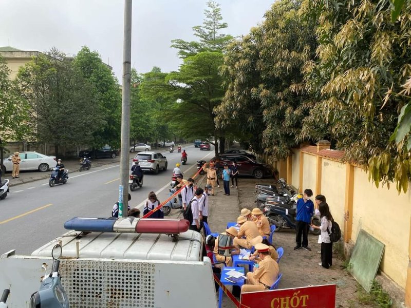 Đội CGST-TT Công an TP Vinh lập chốt kiểm tra gần khu vực các trường học