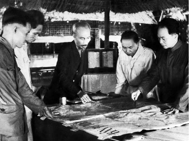 Chủ tịch Hồ Chí Minh (giữa), Đại tướng, Tổng tư lệnh Võ Nguyên Giáp (ngoài cùng bên phải)  và các đồng chí trong Bộ chỉ huy Chiến dịch Điện Biên Phủ. Ảnh: tư liệu