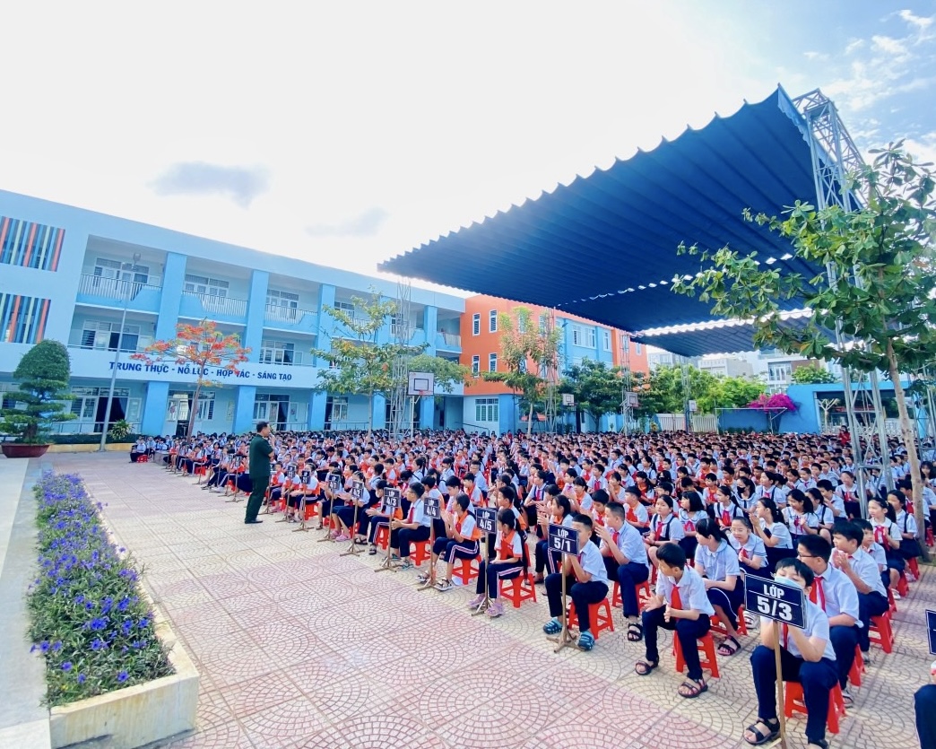 Gần 1.200 HS Trường TH Nguyễn Hữu Cảnh nghe kể về lịch sử dân tộc.
