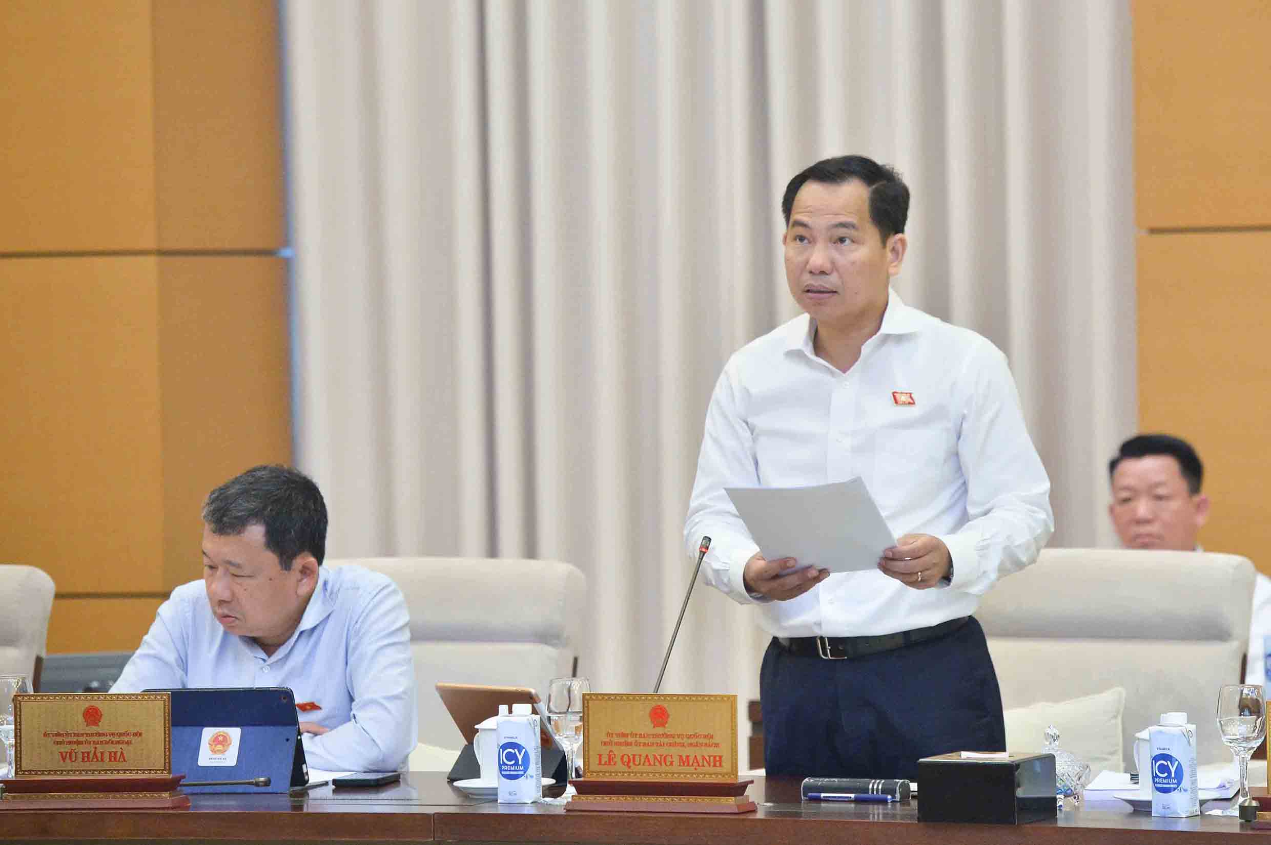 Chủ nhiệm Ủy ban Tài chính - Ngân sách Lê Quang Mạnh báo cáo kết quả giám sát.