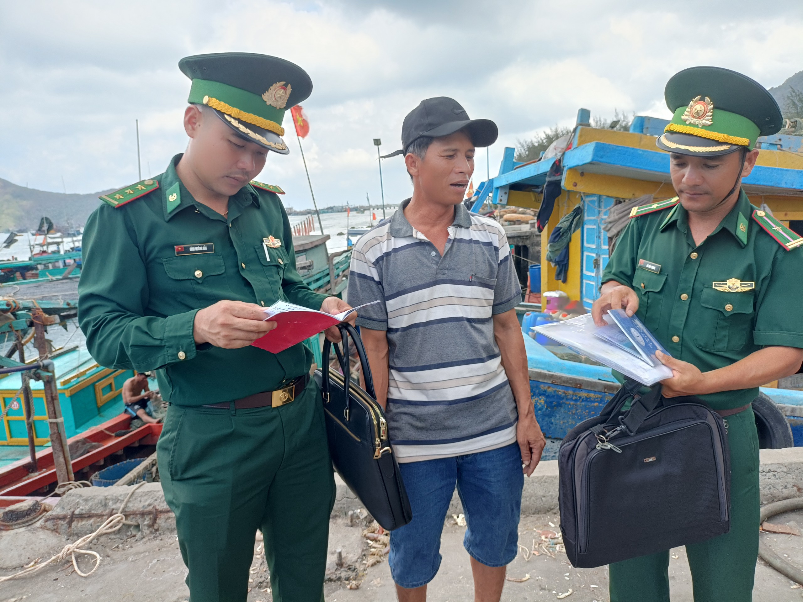 Cán bộ Trạm kiểm soát biên phòng Bến Đầm (huyện Côn Đảo) kiểm tra giấy tờ tàu cá vừa cập bến  theo quy định chống khai thác IUU.