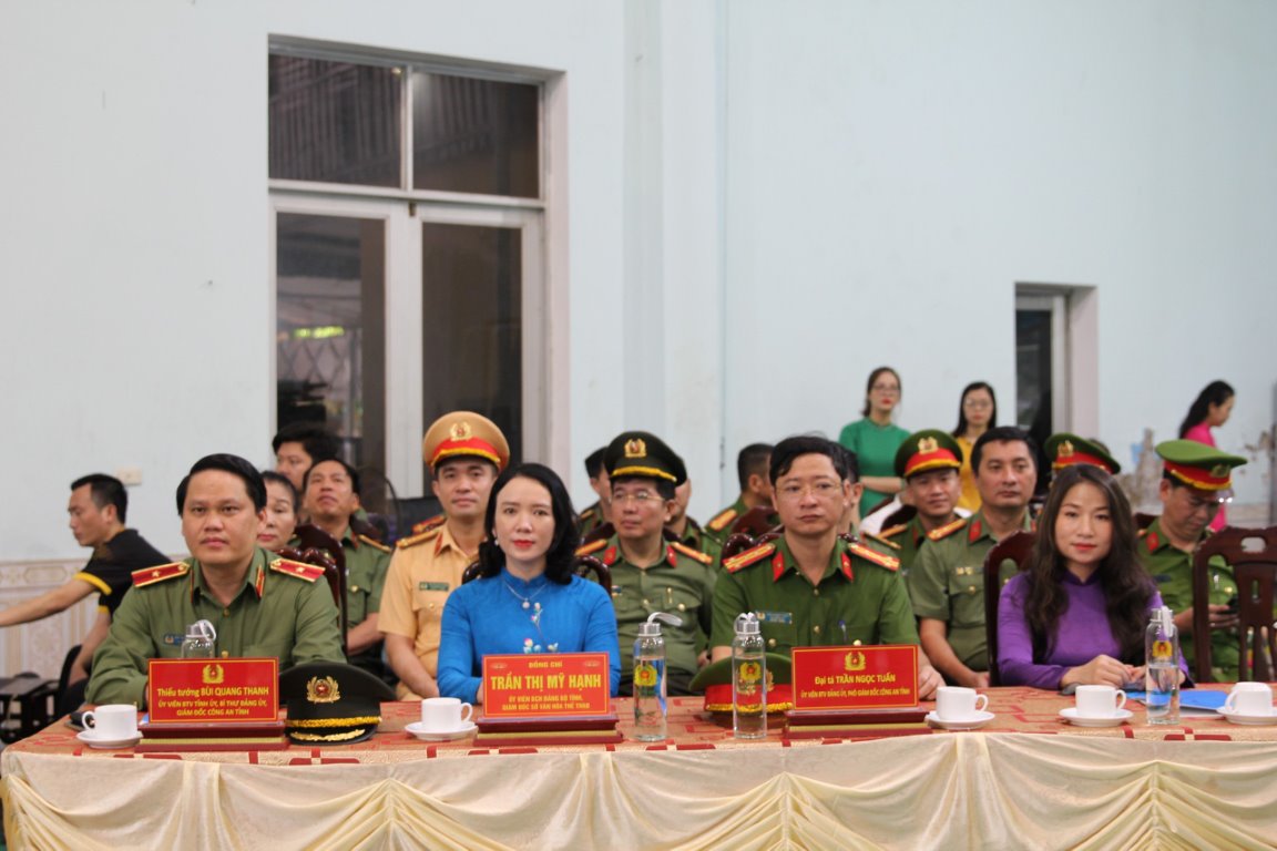 Các đại biểu dự Lễ khai mạc
