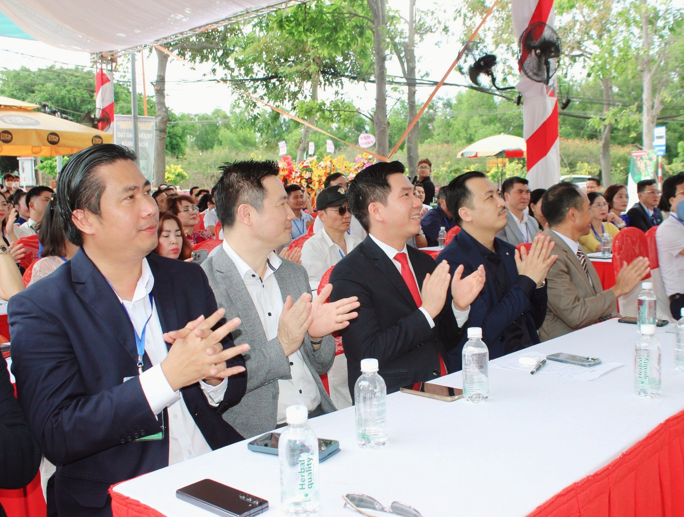Các đại biểu dự lễ khai trương Trường Đào tạo doanh nhân Vũng Tàu.
