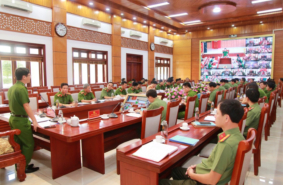 Hội nghị được kết nối từ điểm cầu Công an tỉnh đến Công an 21 huyện, thành, thị.