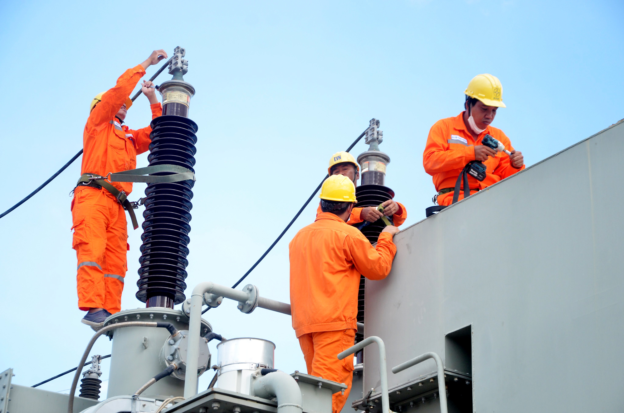 Công nhân Điện lực Long Điền sửa chữa, bảo trì thiết bị tại trạm biến áp 110kV An Ngãi (huyện Long Điền).