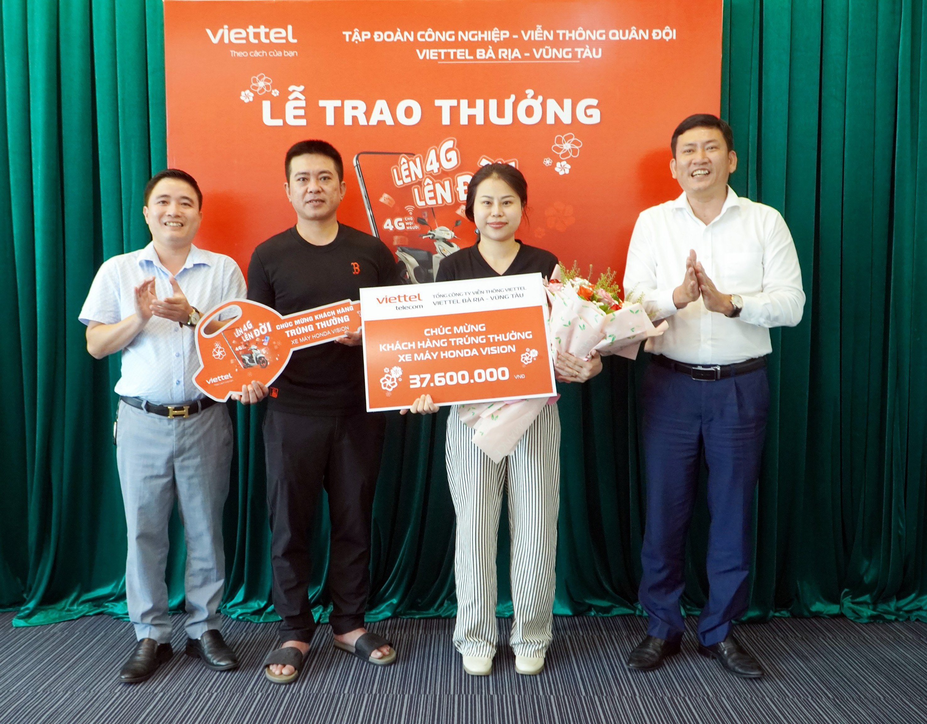 Lãnh đạo Viettel Bà Rịa-Vũng Tàu trao xe máy cho khách hàng may mắn Nguyễn Thị Thu Thảo và gia đình.