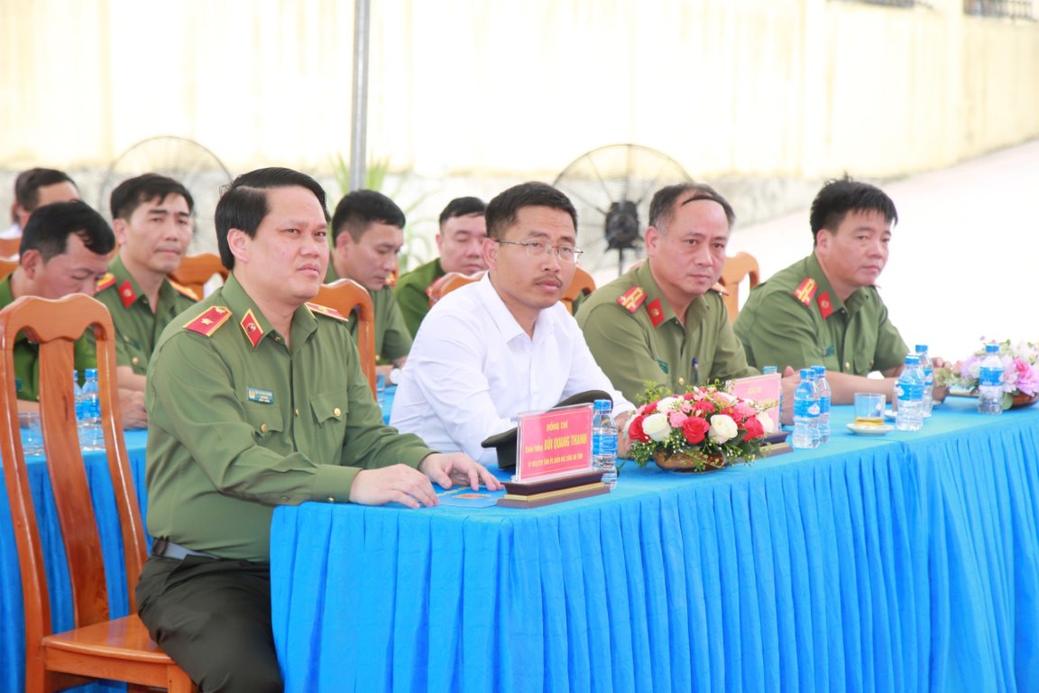 Các đại biểu dự buổi lễ