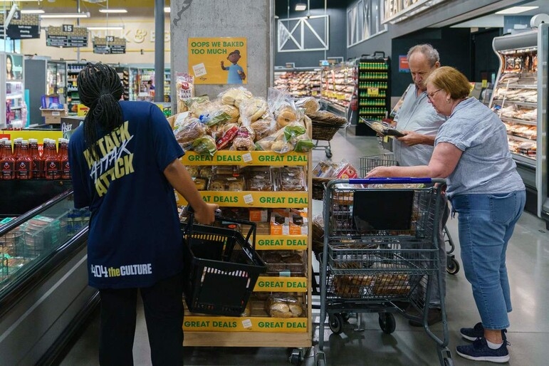 Người dân mua sắm tại siêu thị ở Atlanta (Mỹ).