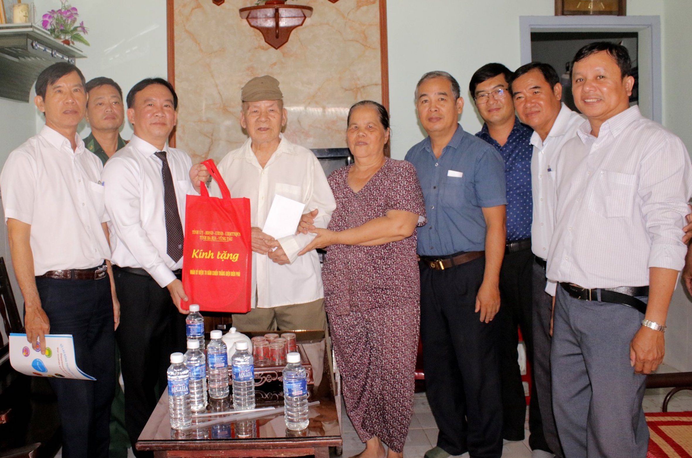 Ông Trần Tuấn Lĩnh, Trưởng Ban Nội chính Tỉnh ủy, thăm, tặng quà  CCB Phạm Văn Nhượng (huyện Long Điền). Ảnh: ĐÔNG HIẾU