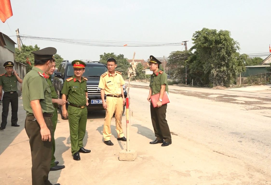 Tổ công tác tiến hành kiểm tra thực tế tại một số tuyến đường