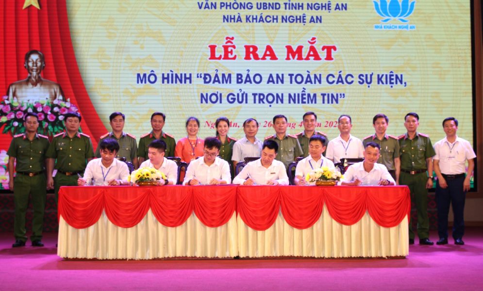 Đại diện 06 Tổ tự quản ký cam kết và ra mắt mô hình “Đảm bảo an toàn các sự kiện, nơi gửi trọn niềm tin” tại Nhà khách Nghệ An