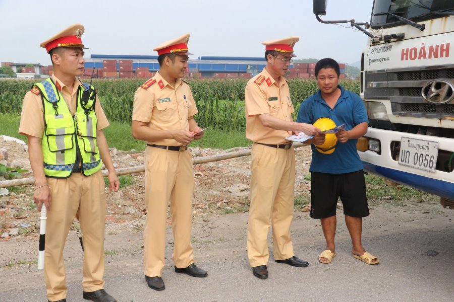 CSGT Công an Nghệ An phát tờ rơi tuyên truyền bằng song ngữ “Việt - Lào” cho lái xe