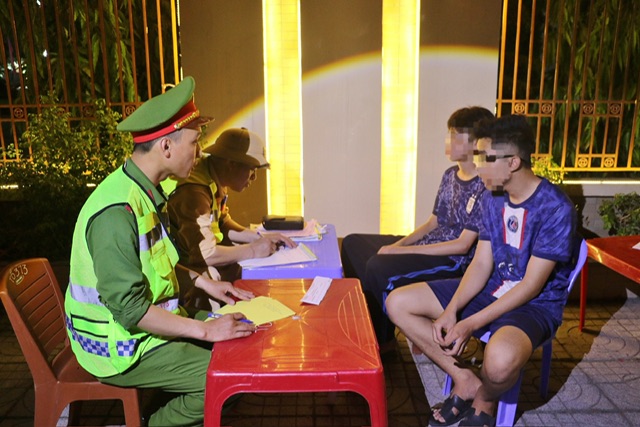   Tổ công tác 373 Công an thành phố Vinh làm việc với 02 nam thanh niên