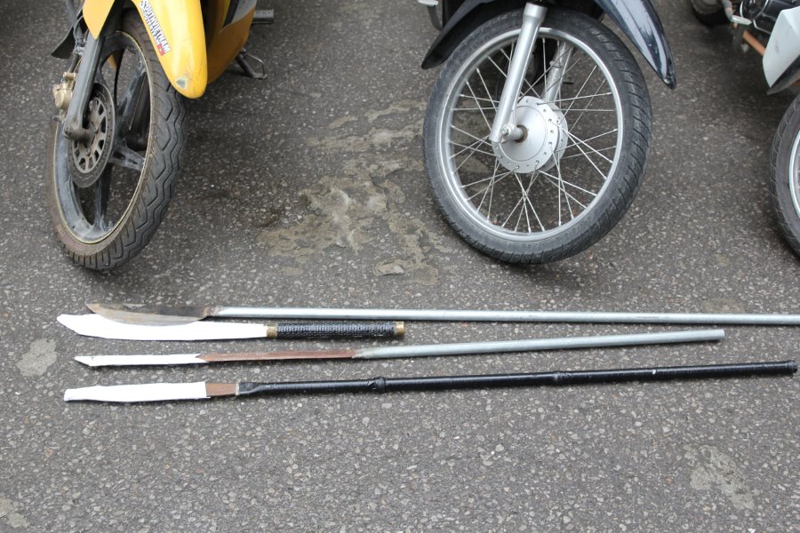 Hung khí  các đối tượng mang theo