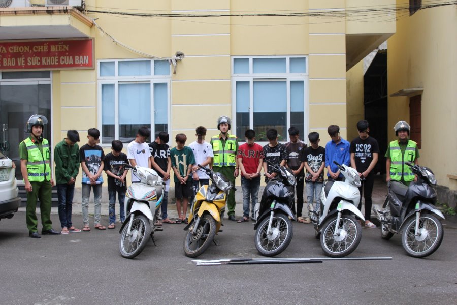 Các đối tượng cùng tang vật tại Cơ quan Công an