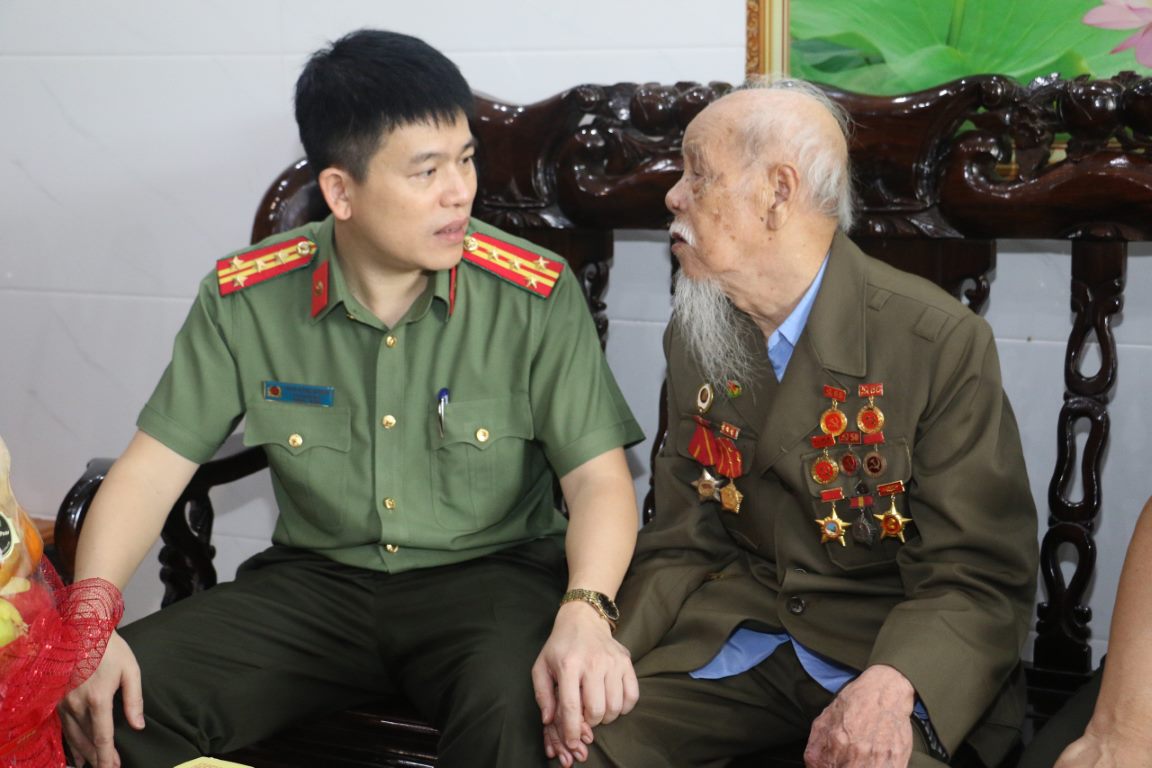 Thăm, tặng quà quân nhân Đỗ Xuân Tịch tham gia chiến dịch Điện Biên Phủ